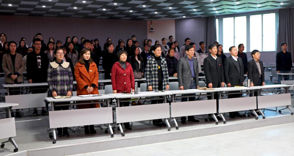 党总支换届大会全体参会人员起立