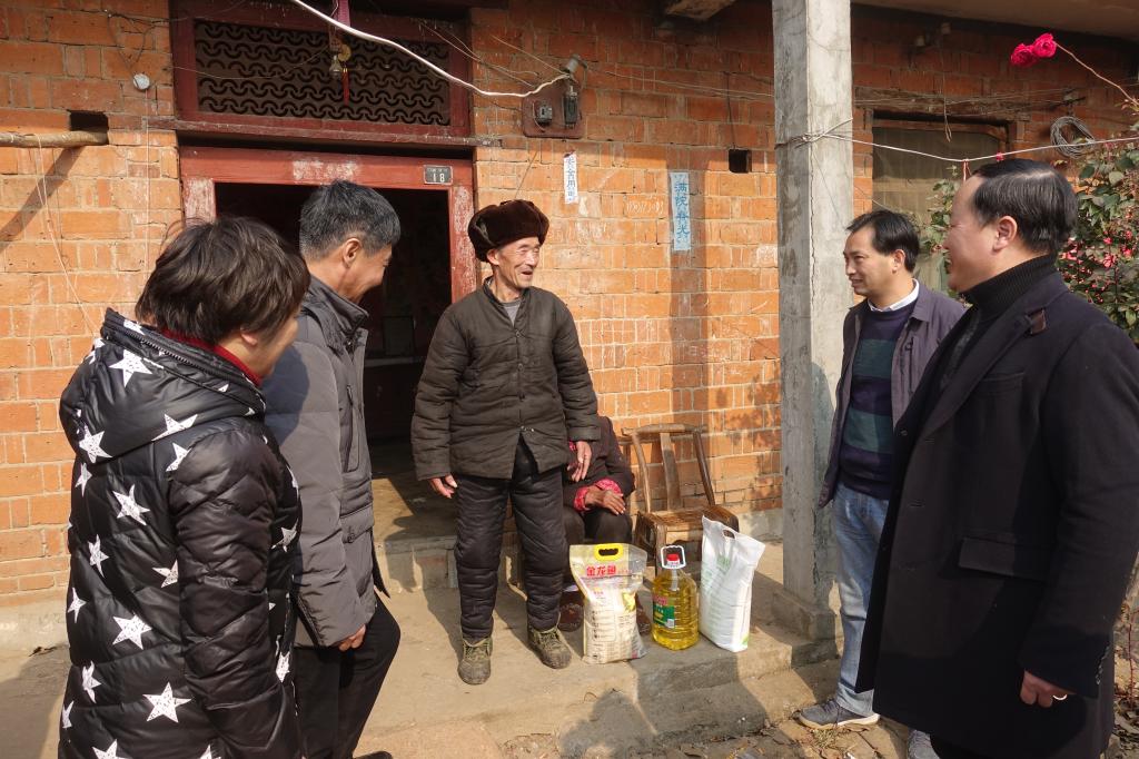 走访贫困户王德生家