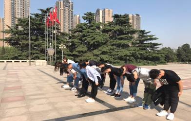 向革命烈士纪念碑三鞠躬