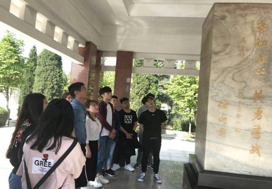参观烈士纪念碑亭